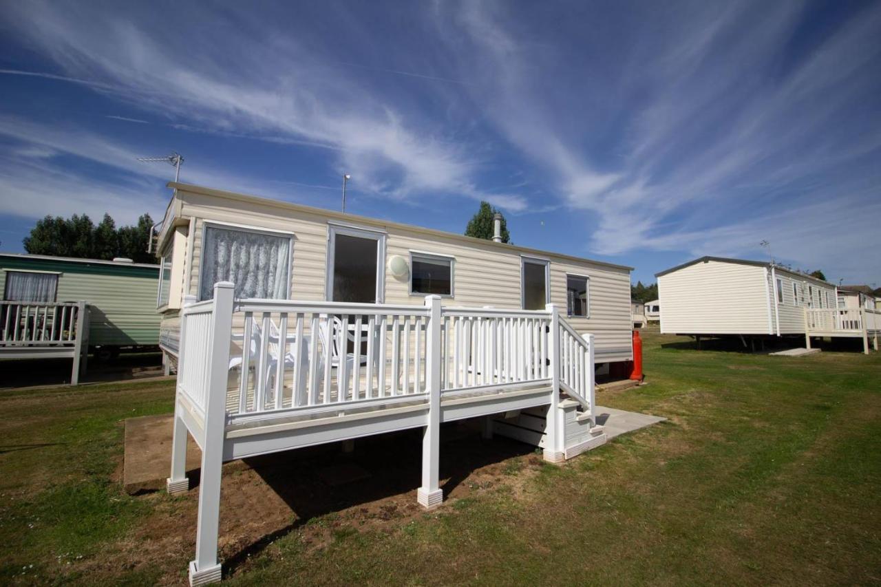 6 Berth Caravan For Hire At Manor Park Holiday Park In Norfolk Ref 23025T Hunstanton Exterior photo