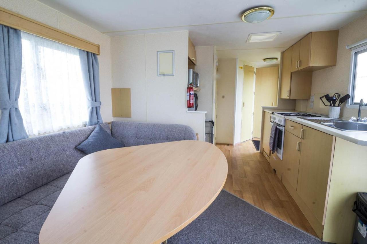 6 Berth Caravan For Hire At Manor Park Holiday Park In Norfolk Ref 23025T Hunstanton Exterior photo