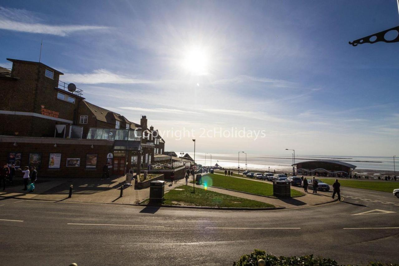 6 Berth Caravan For Hire At Manor Park Holiday Park In Norfolk Ref 23025T Hunstanton Exterior photo