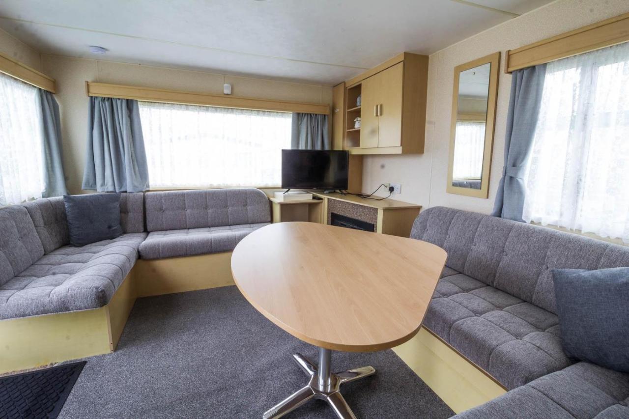 6 Berth Caravan For Hire At Manor Park Holiday Park In Norfolk Ref 23025T Hunstanton Exterior photo