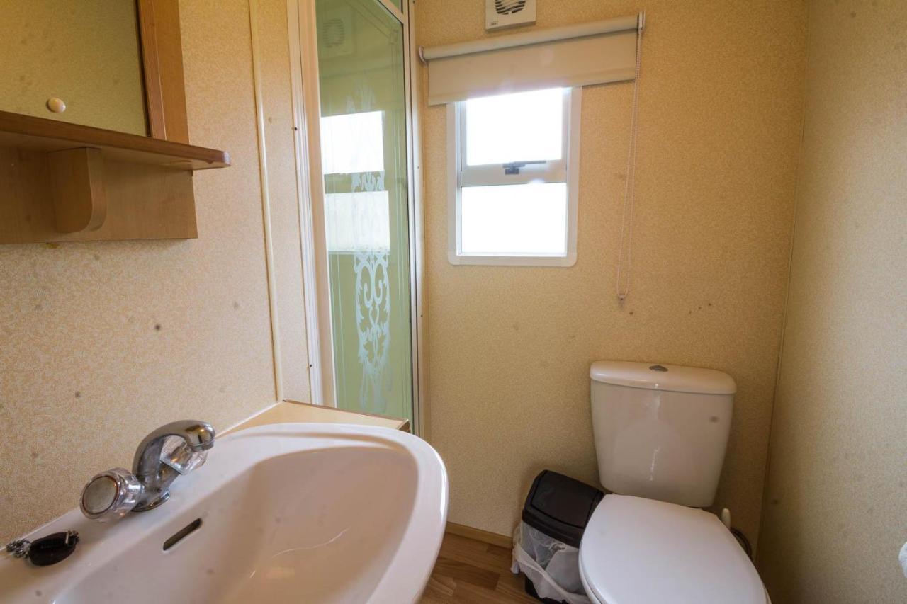 6 Berth Caravan For Hire At Manor Park Holiday Park In Norfolk Ref 23025T Hunstanton Exterior photo