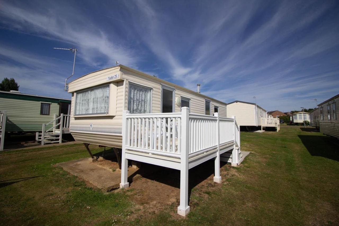 6 Berth Caravan For Hire At Manor Park Holiday Park In Norfolk Ref 23025T Hunstanton Exterior photo