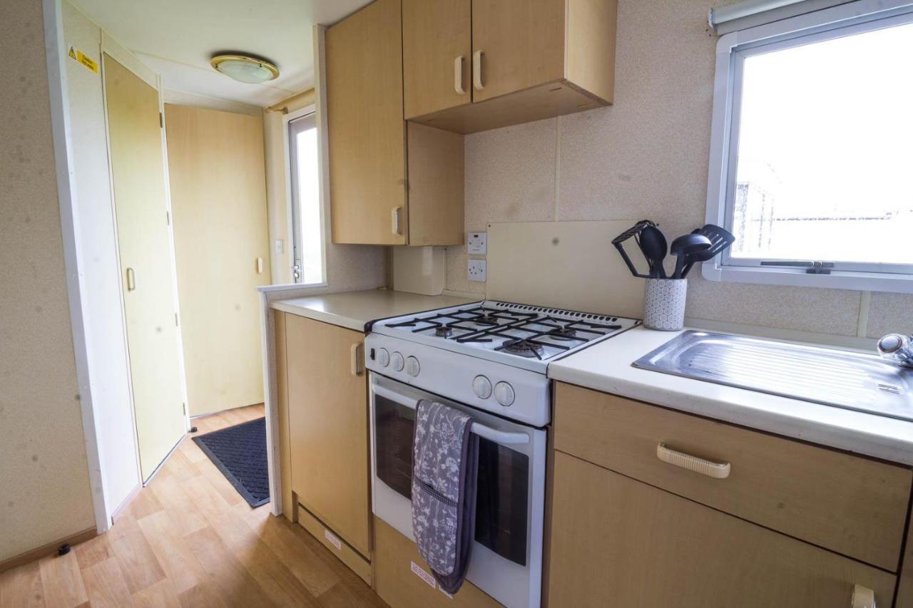 6 Berth Caravan For Hire At Manor Park Holiday Park In Norfolk Ref 23025T Hunstanton Exterior photo